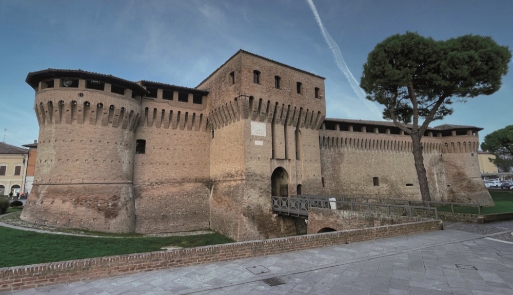 La Rocca di Forlimpopoli vista dall’esterno, con i torrioni angolari e il fossato.